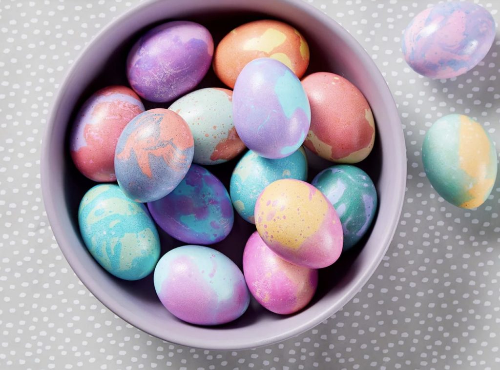 dying easter eggs to a marble pattern